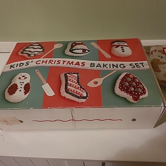 1998 Williams Sonoma Kid's Baking Set - Picture 2 of 11